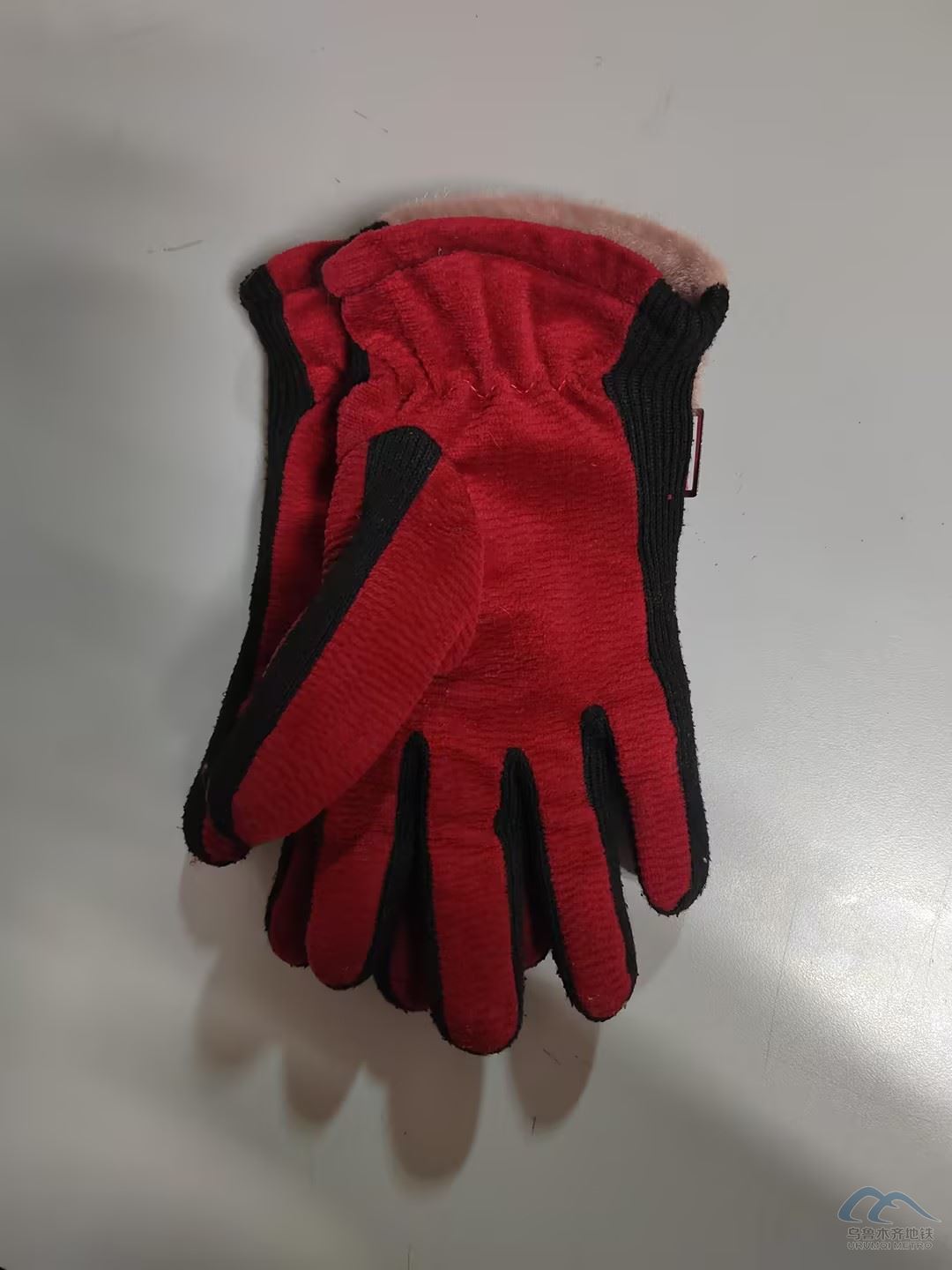 黑紅相間手套.jpg