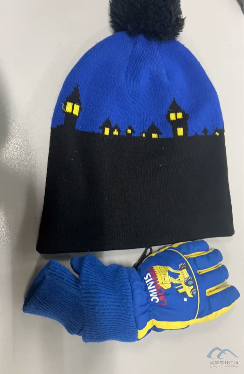 一個(gè)藍(lán)色帽子和手套.jpg