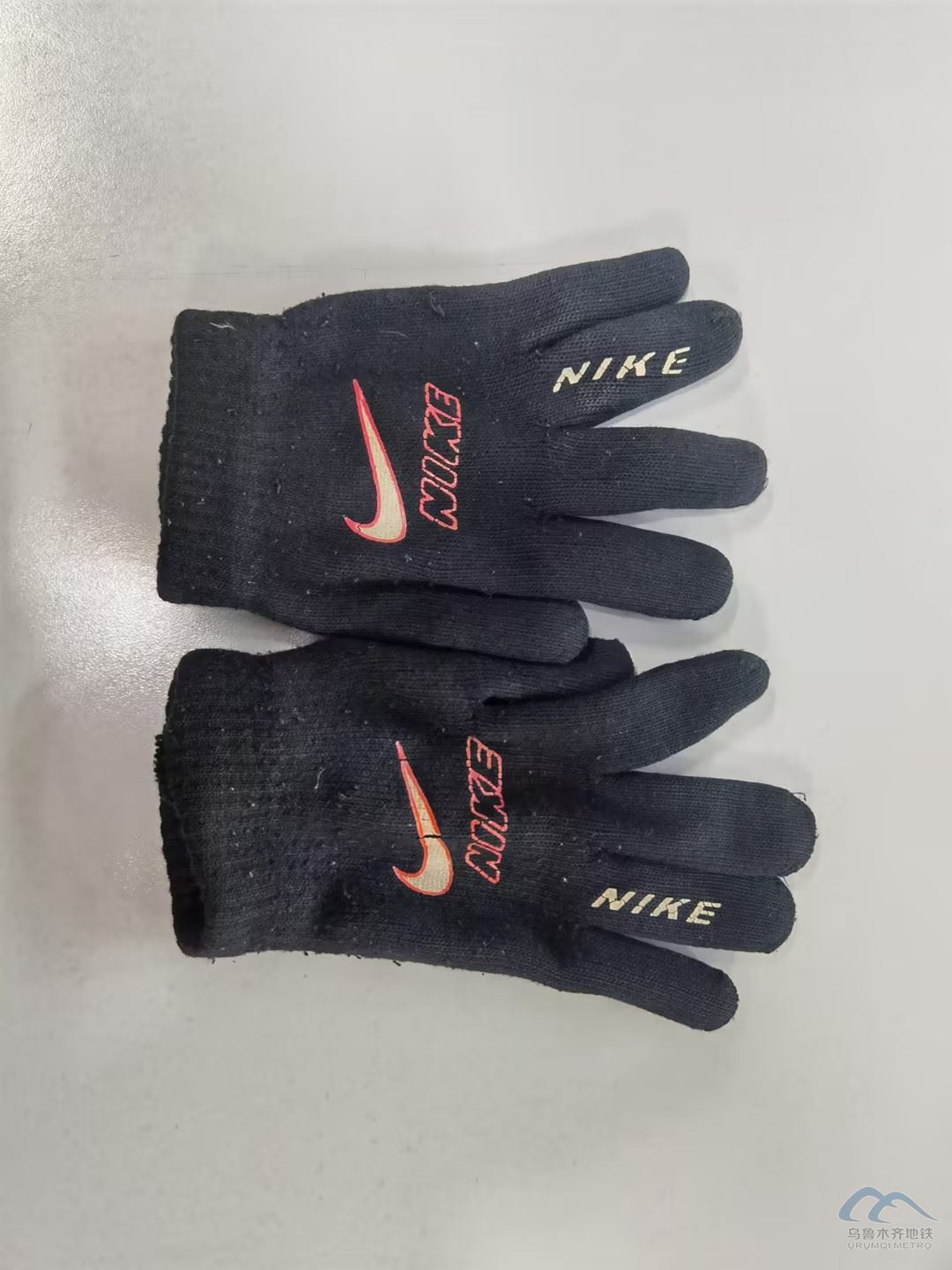 一雙黑色手套.jpg