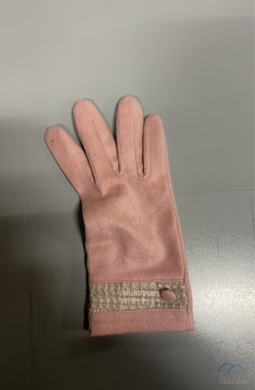 一只粉色手套.jpg
