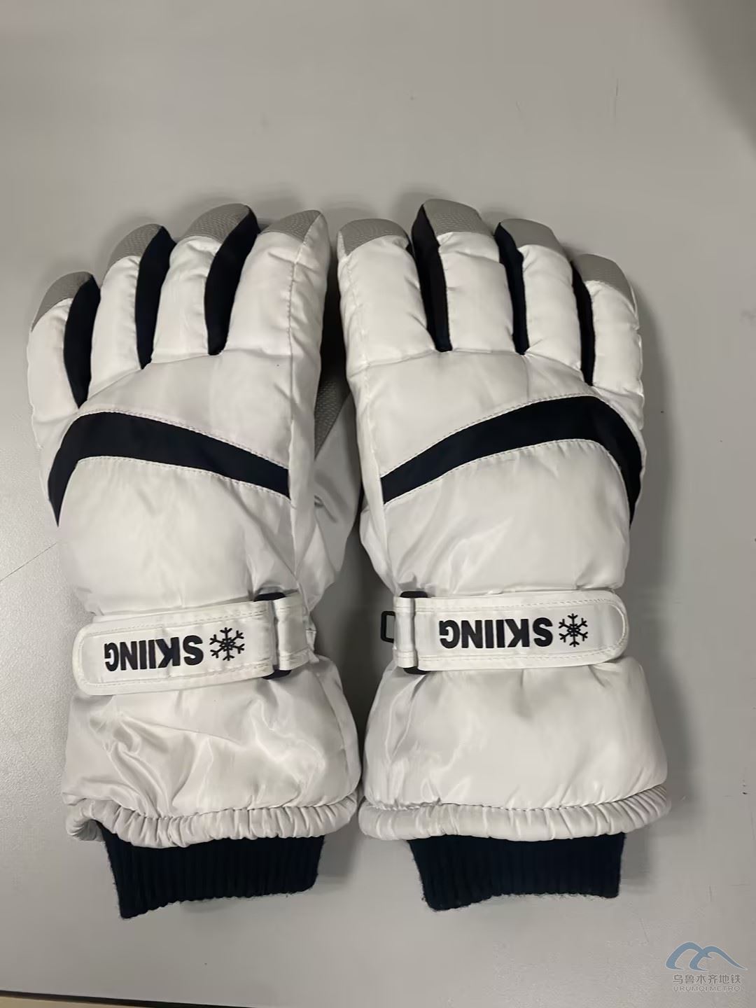 白色手套.jpg