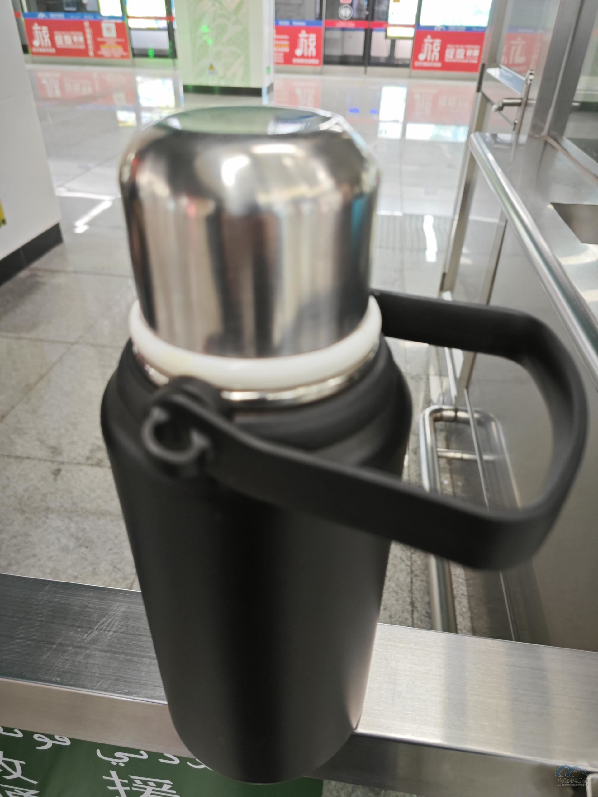 黑色保溫杯.jpg