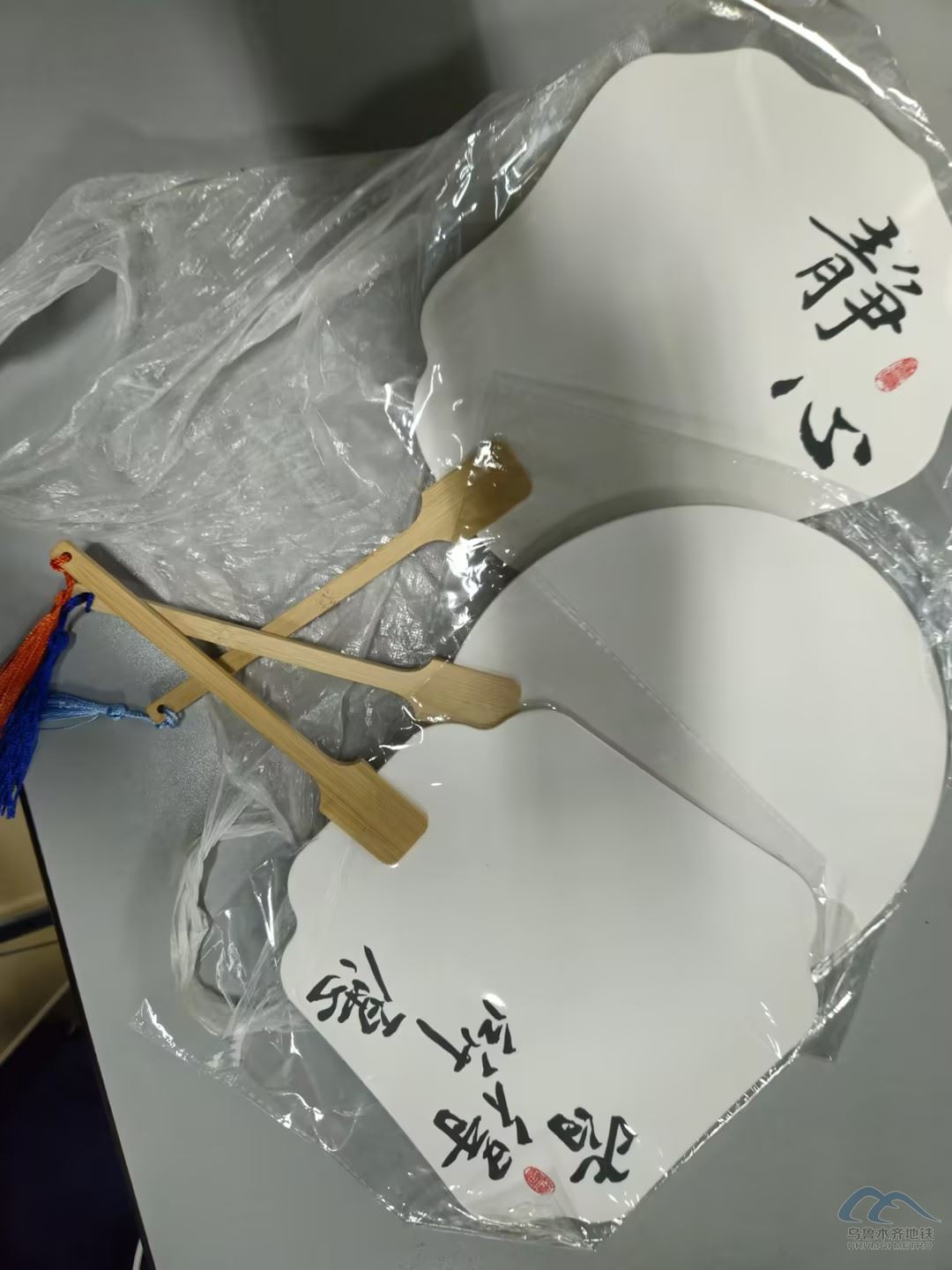 一個透明塑料袋，內(nèi)有三把扇子.jpg